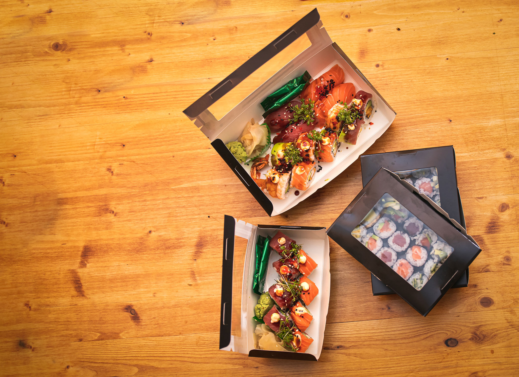 Bio Party-Sushi-Box 10 / S,  "Black Edition" 270 x 270 x 51,5mm mit Sichtfenster & Tray (100 Stück/Karton)